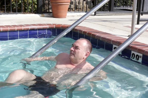 Dojrzały mężczyzna w basenie — Zdjęcie stockowe