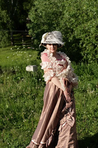 Дівчина в старомодній сукні — стокове фото