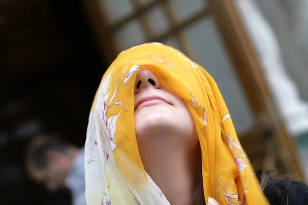 Yellow headscarf — Stock Photo, Image