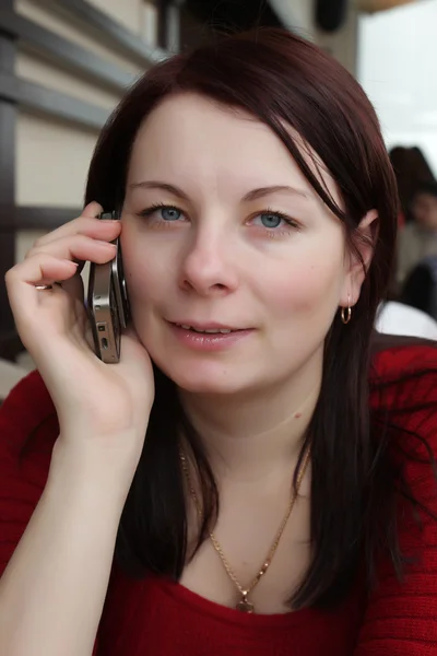 Fiatal nő telefonnal — Stock Fotó