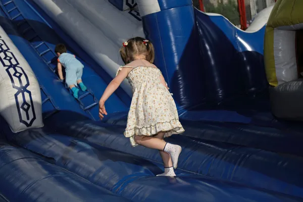 Lapset trampoliinilla — kuvapankkivalokuva