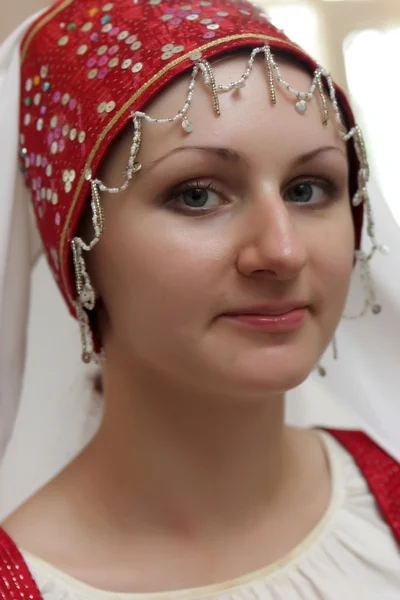 Junge Frau mit altem Hut — Stockfoto