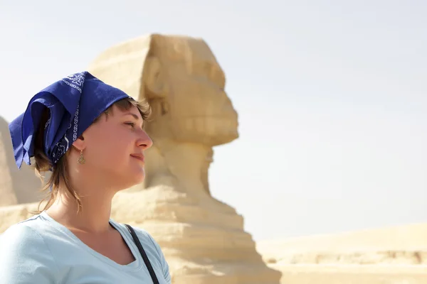 Woman and great Sphinx — Stock Photo, Image