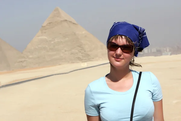 Kobieta i piramidy — Zdjęcie stockowe
