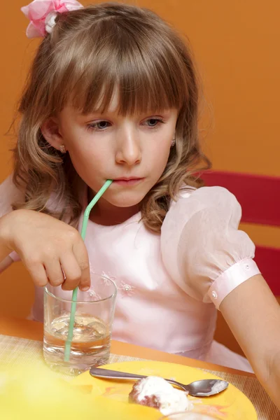Девушка пьет воду — стоковое фото