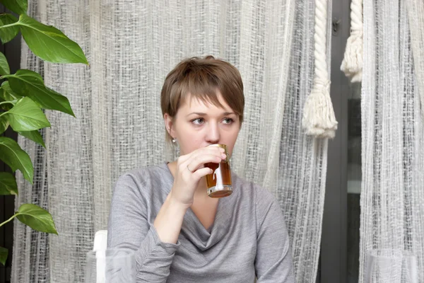 Girl drinks tea — Stock Photo, Image