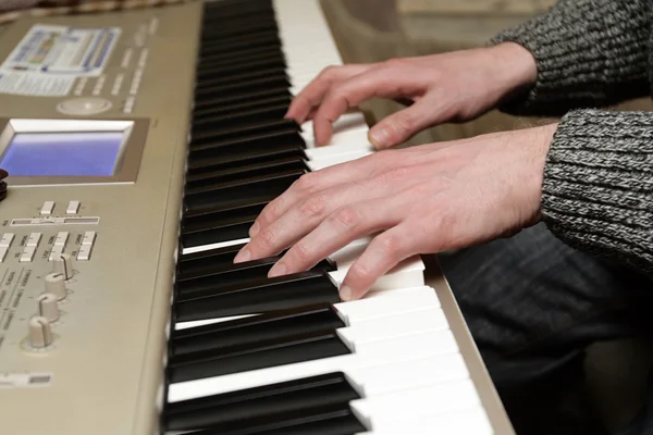 Playing the digital piano — Stock Photo, Image