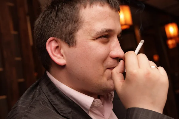 Sigara olan adam — Stok fotoğraf