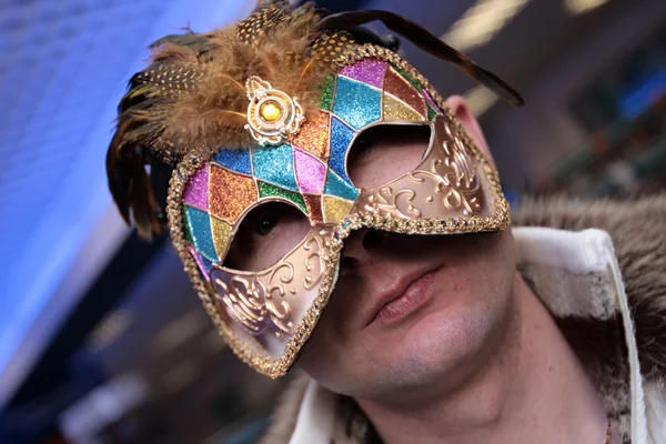 Чоловік у карнавальній масці — стокове фото