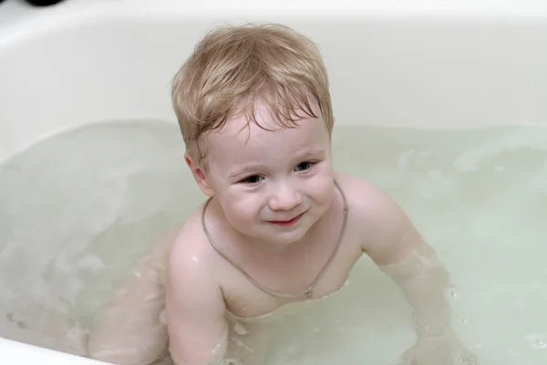 Jongen in badkuip — Stockfoto