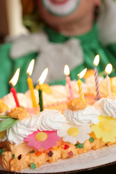 Clown holding cake — Stock Photo, Image