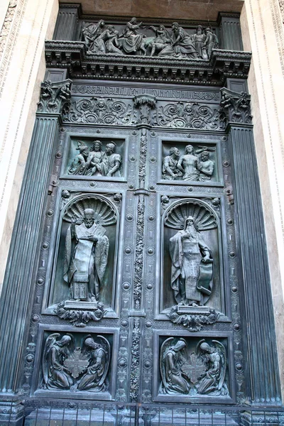 Puerta de la catedral —  Fotos de Stock