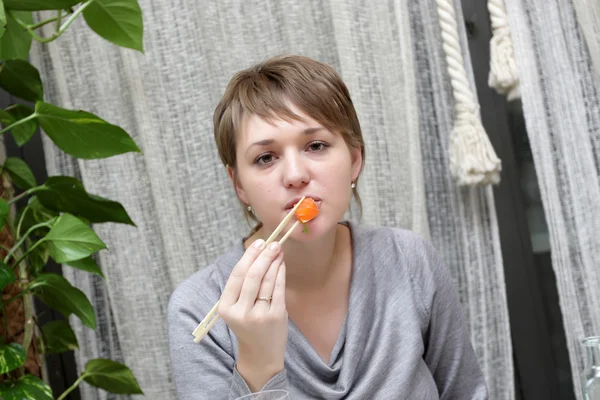 Meisje eet zalm — Stockfoto