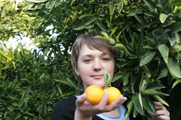 Женщина и апельсин — стоковое фото