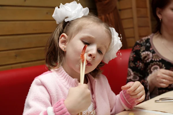 Flicka med ätpinnar — Stockfoto