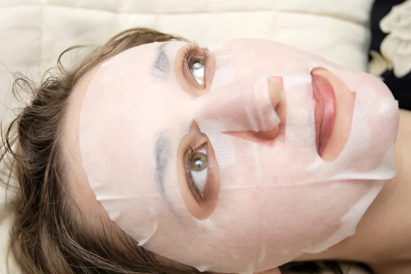 Mulher na embalagem facial — Fotografia de Stock