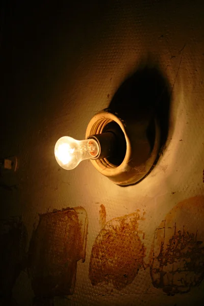 Ampoule unique dans la grotte — Photo
