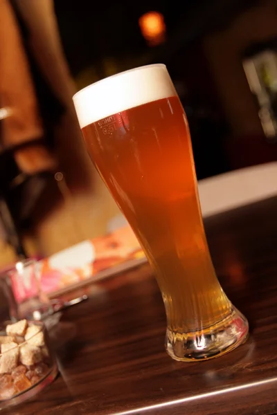 Vaso de cerveza en el bar — Foto de Stock