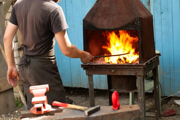 Farrier makes red-hot a iron — Stock Photo, Image