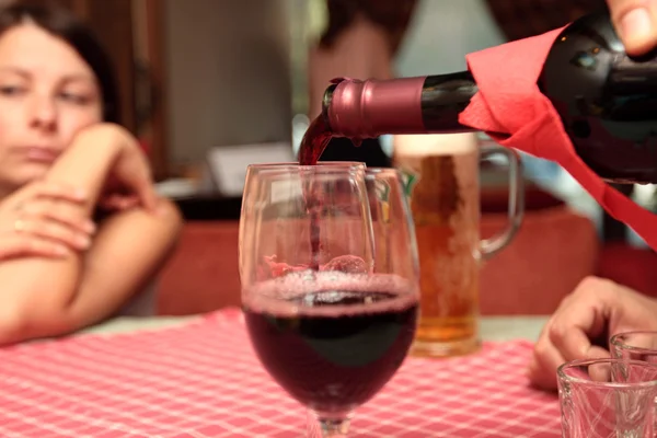 Мужчины наливают красное вино — стоковое фото