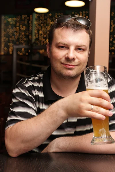 Man in bar — Stockfoto