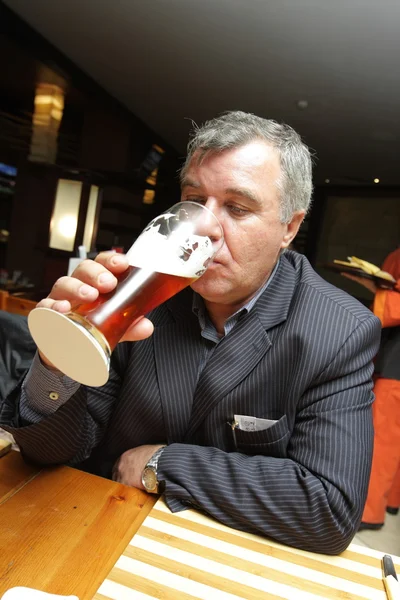 Мужчина пьет пиво — стоковое фото