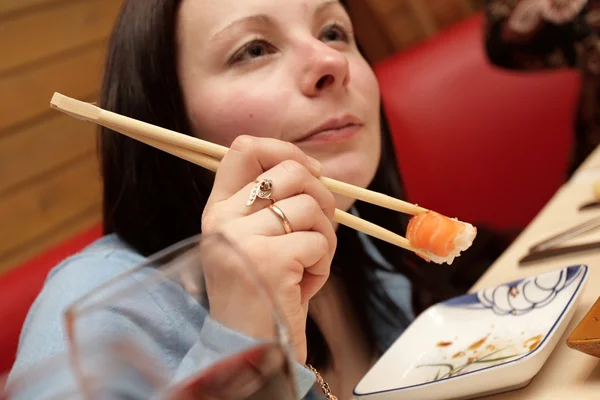 Девушка в японском ресторане — стоковое фото