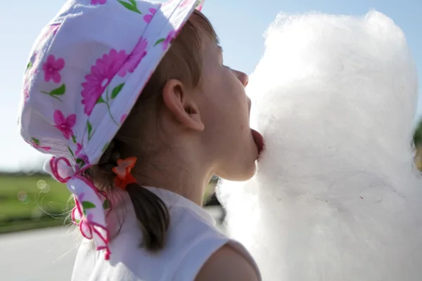 少女舐める綿菓子 — ストック写真