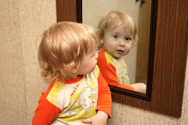 Bambino con specchio — Foto Stock