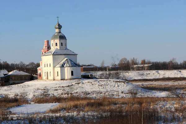 Vista na igreja branca — Fotografia de Stock