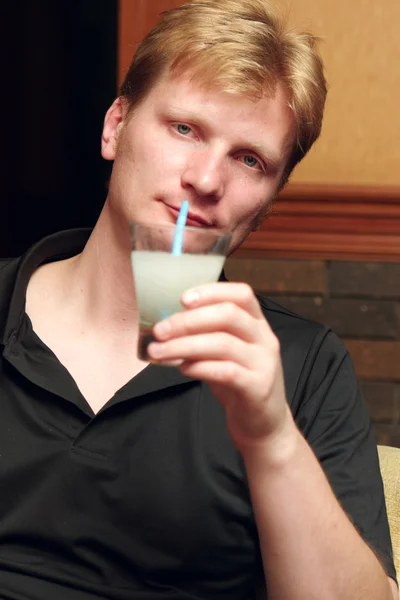 Man poses with cocktail — Stock Photo, Image