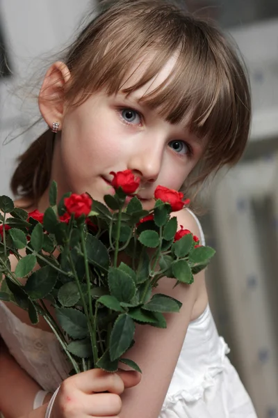 花の束を持つ女の子 — ストック写真