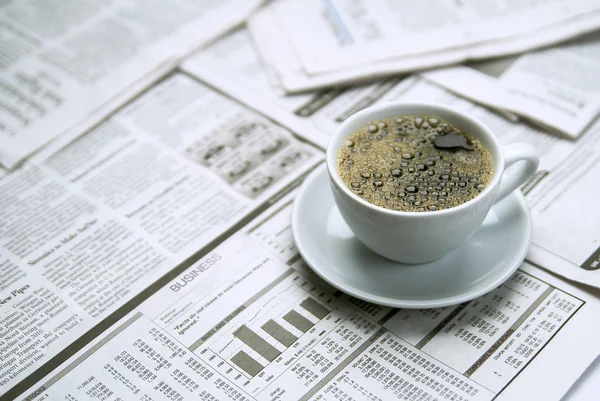 Koffie over krant — Stockfoto