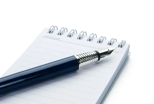 Bolígrafo en cuaderno, aislado en respaldo blanco —  Fotos de Stock