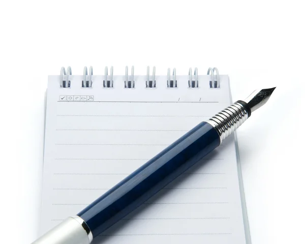 Bolígrafo en cuaderno, aislado en respaldo blanco —  Fotos de Stock