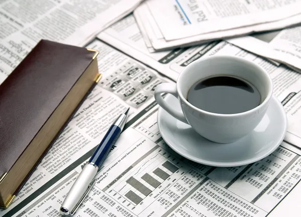 Kopje koffie op de krant — Stockfoto