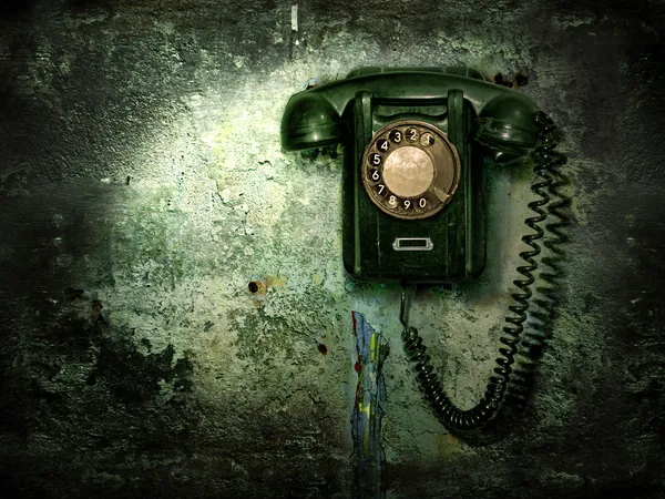 Oude telefoon op de vernietigde muur — Stockfoto