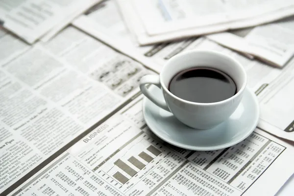 Koffie over krant — Stockfoto