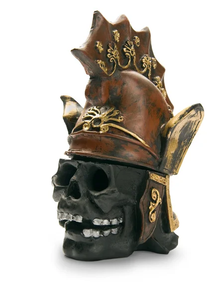Totenkopf und uralter Helm, isoliert auf dem Kopf — Stockfoto