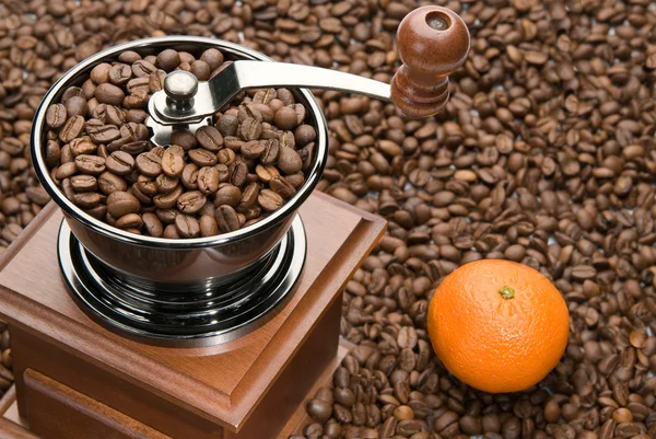 Starý mlýnek na kávu a oranžové — Stock fotografie