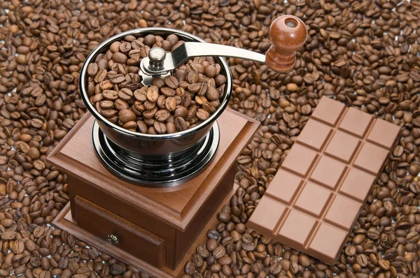 Eski Kahve değirmeni ve çikolata — Stok fotoğraf