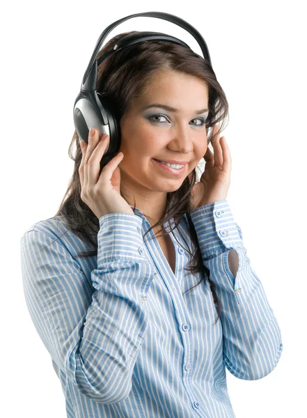 Giovane ragazza che ascolta musica su un bianco — Foto Stock