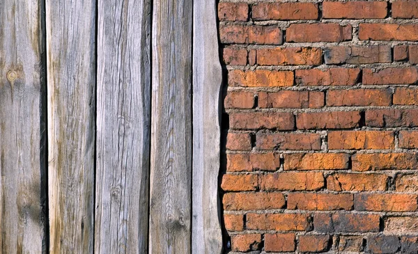 Vieux mur de briques et planches — Photo