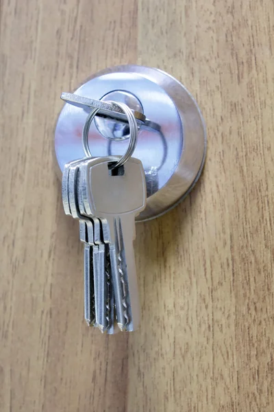 Sleutels in een deur — Stockfoto