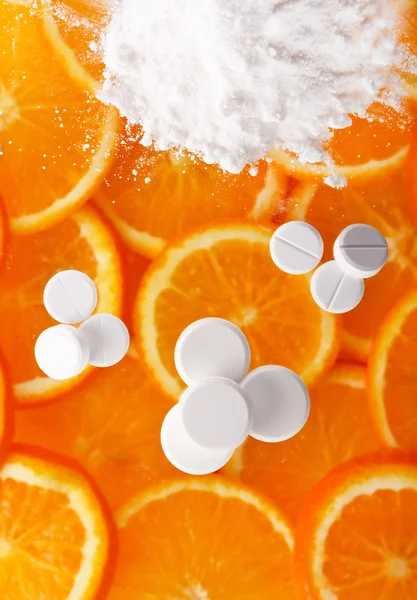 与橘子的白色药片 — 图库照片