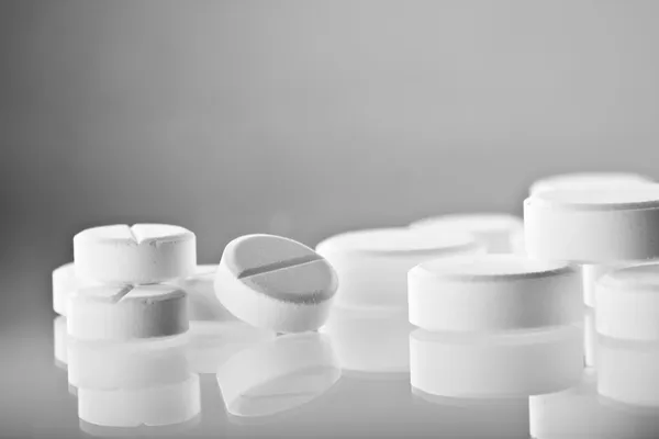 Białe tabletki zbliżenie — Zdjęcie stockowe