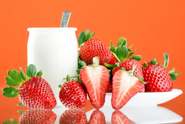 Frische und schmackhafte Erdbeeren und Joghurt — Stockfoto