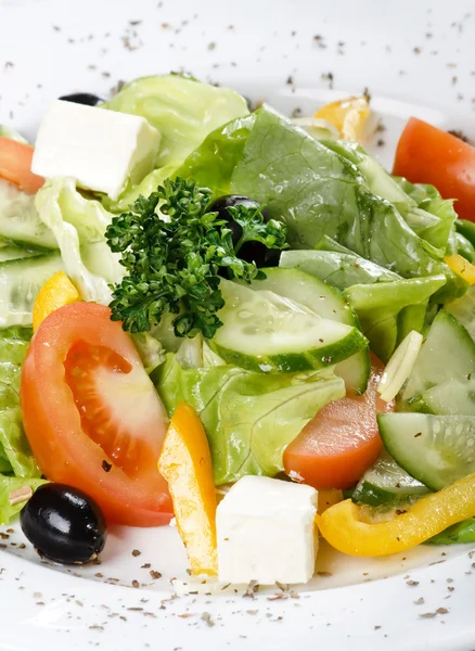 Salada Caesar em um prato branco — Fotografia de Stock