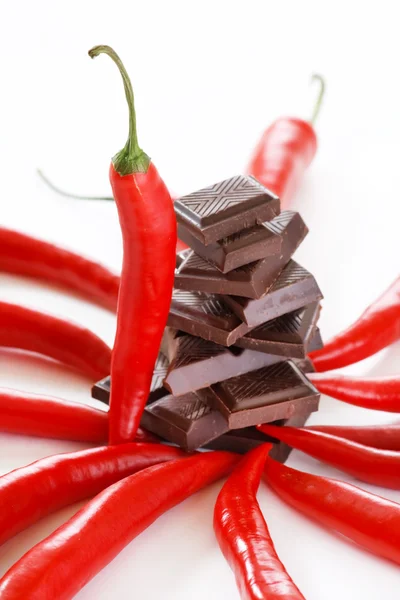 Dunkle Schokolade und Chilischote — Stockfoto