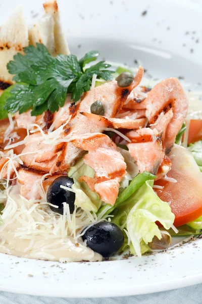 Salada com filé de salmão grelhado — Fotografia de Stock
